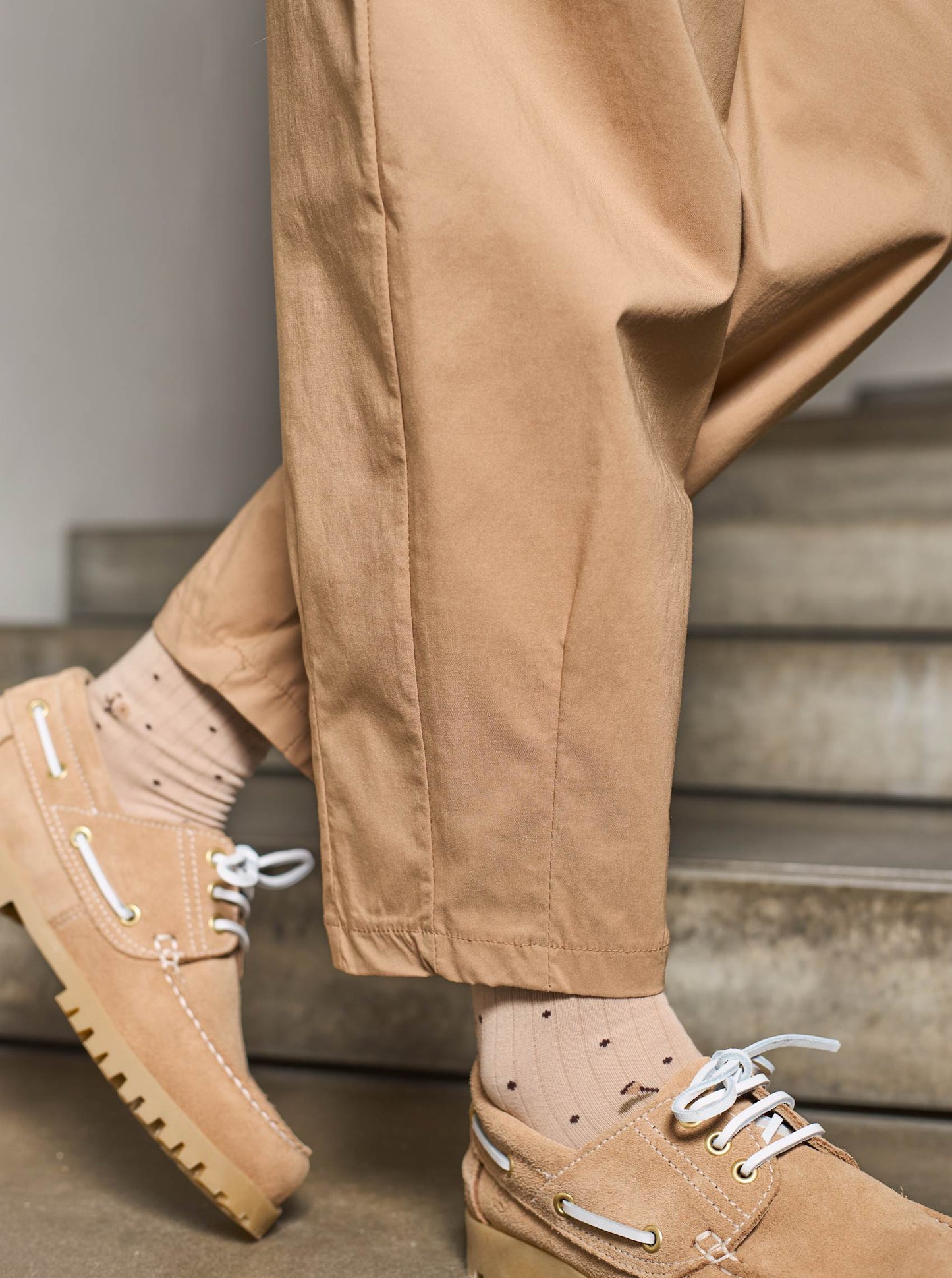 Black colour Beate Barrel pant in Latte